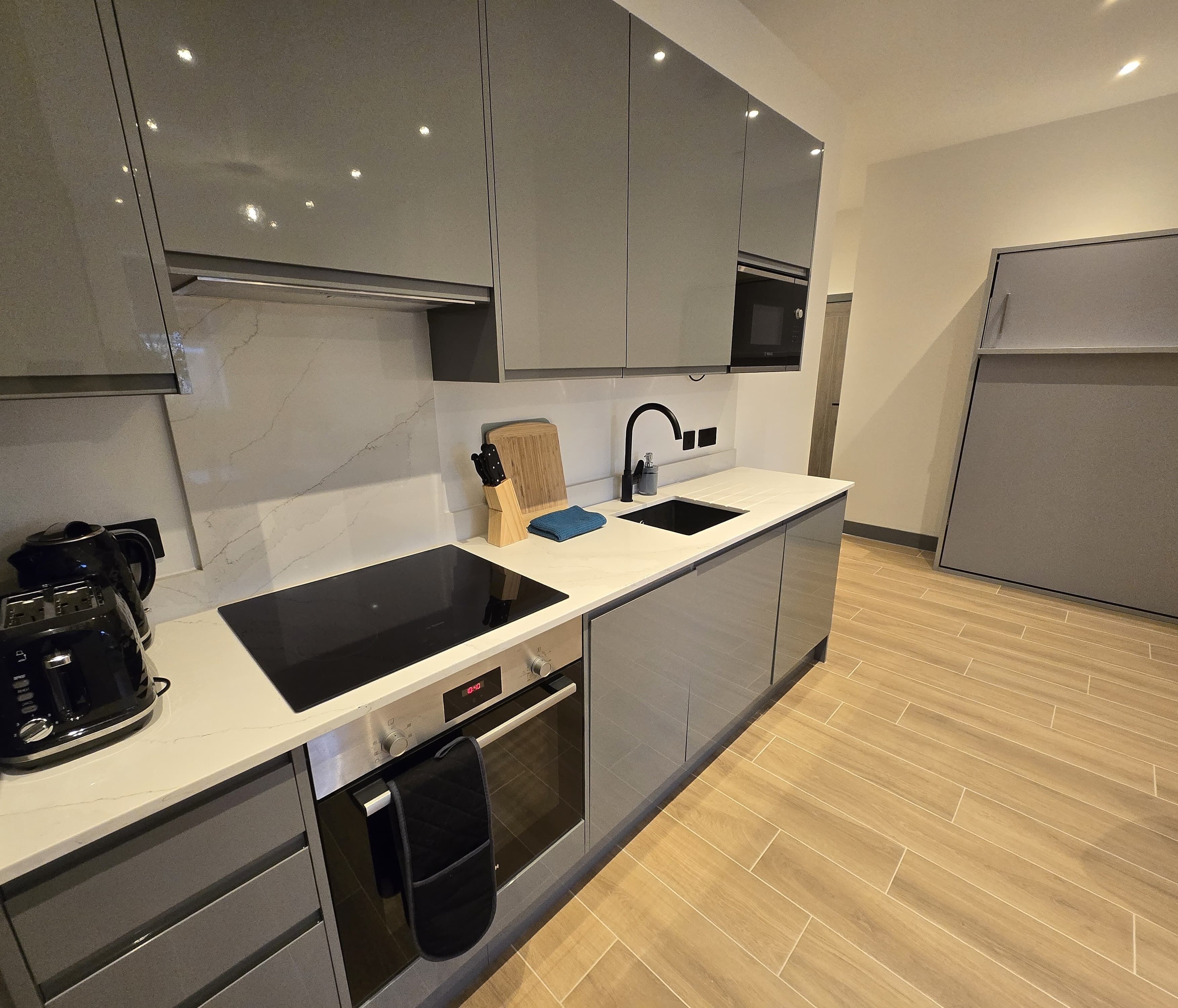 Refrigerador, microondas, horno, placa de cocina