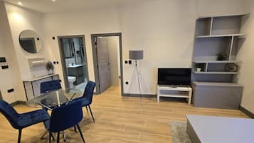 Deluxe Apartment, City View | Living area