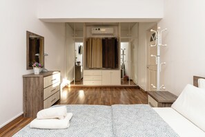 5 bedrooms, in-room safe, desk, iron/ironing board