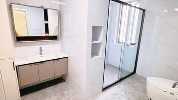 Superior appartement, uitzicht op het water | Badkamer | Pantoffels