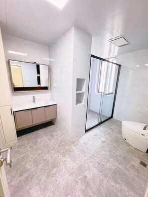 Apartamento superior, vistas al canal | Baño | Zapatillas