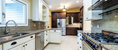 Køleskab, mikrobølgeovn, ovn, kogeplade