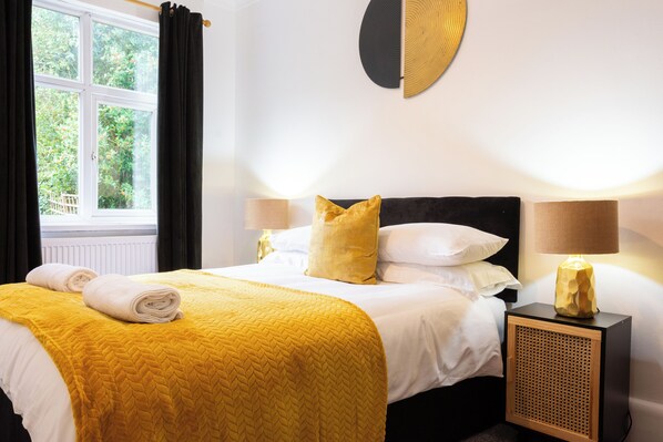 4 bedrooms, iron/ironing board, WiFi, bed sheets