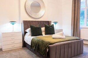 4 bedrooms, iron/ironing board, WiFi, bed sheets