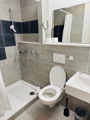 Douche, sèche-cheveux, serviettes fournies, savon