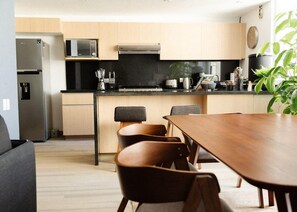 Kühlschrank, Mikrowelle, Ofen, Herdplatte