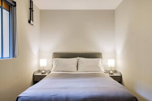 2 bedrooms, desk, iron/ironing board, WiFi - Bright Condesa Exclusive - Modern 2BR in Condesa (Mexico City)