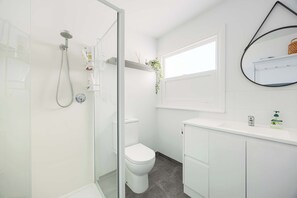 Een douche, een haardroger, handdoeken, shampoo