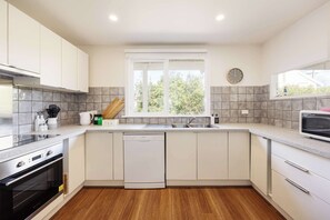 Fridge, microwave, oven, stovetop - The Driftwood - 500m to Sorrento Village (Sorrento)