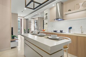 Apartment, 2 Schlafzimmer, Balkon, Stadtblick | Esszimmer