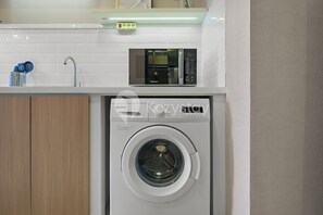Apartamento, 2 quartos, sacada, vista para a cidade | Lavanderia