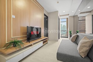 Apartment, 2 Bedrooms, Balcony, City View | Living area