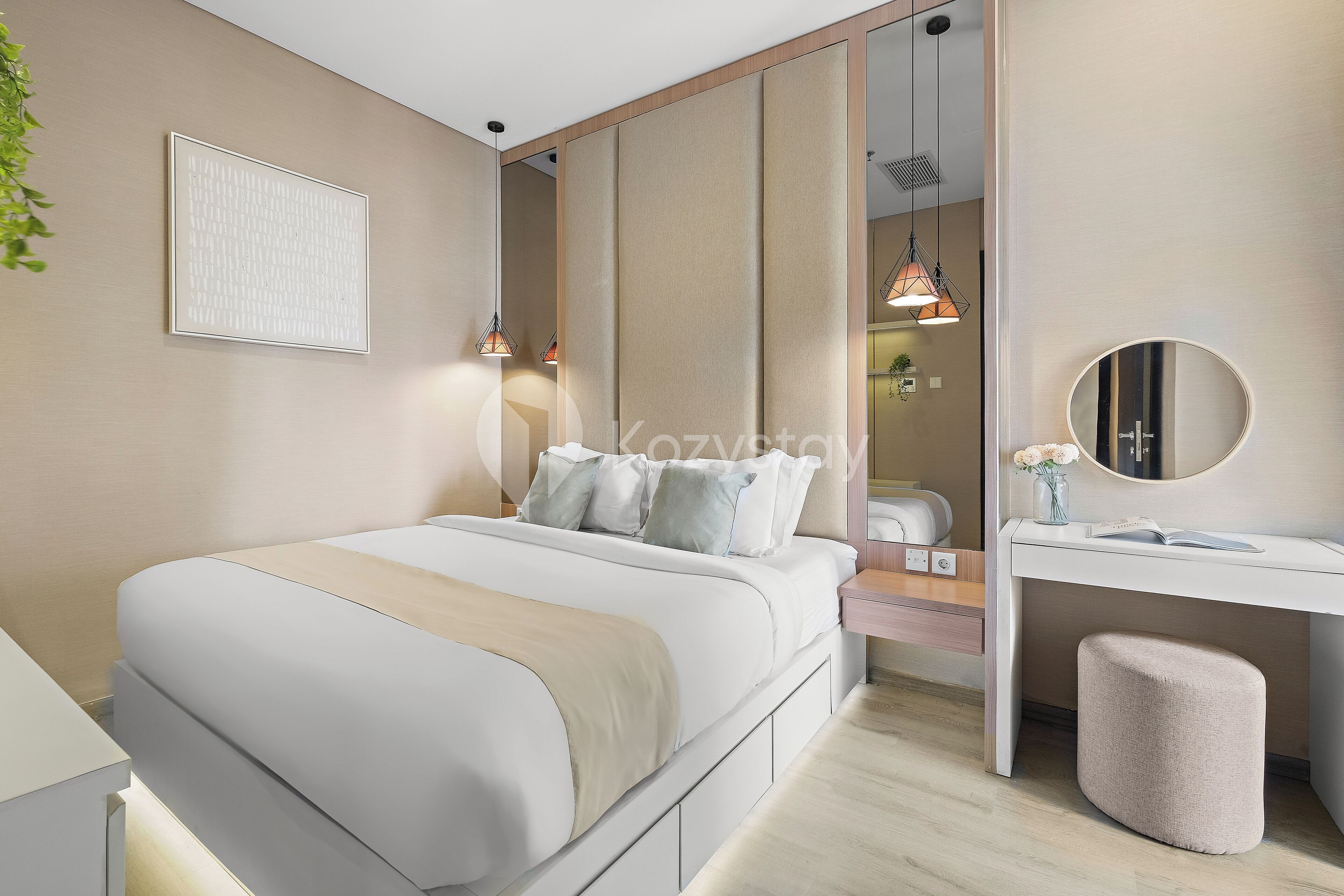 Ein modernes Schlafzimmer mit Bett, Nachttisch, Schminktisch mit Spiegel und einer Pflanze.