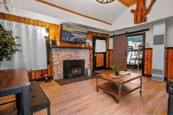 Signature Cabin, 3 Bedrooms, Fireplace, Mountainside | Living room | 49-inch Smart TV with digital channels, fireplace