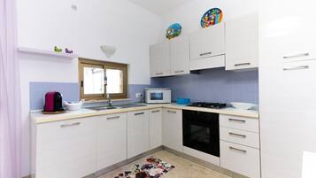 Fridge, oven, stovetop, coffee/tea maker