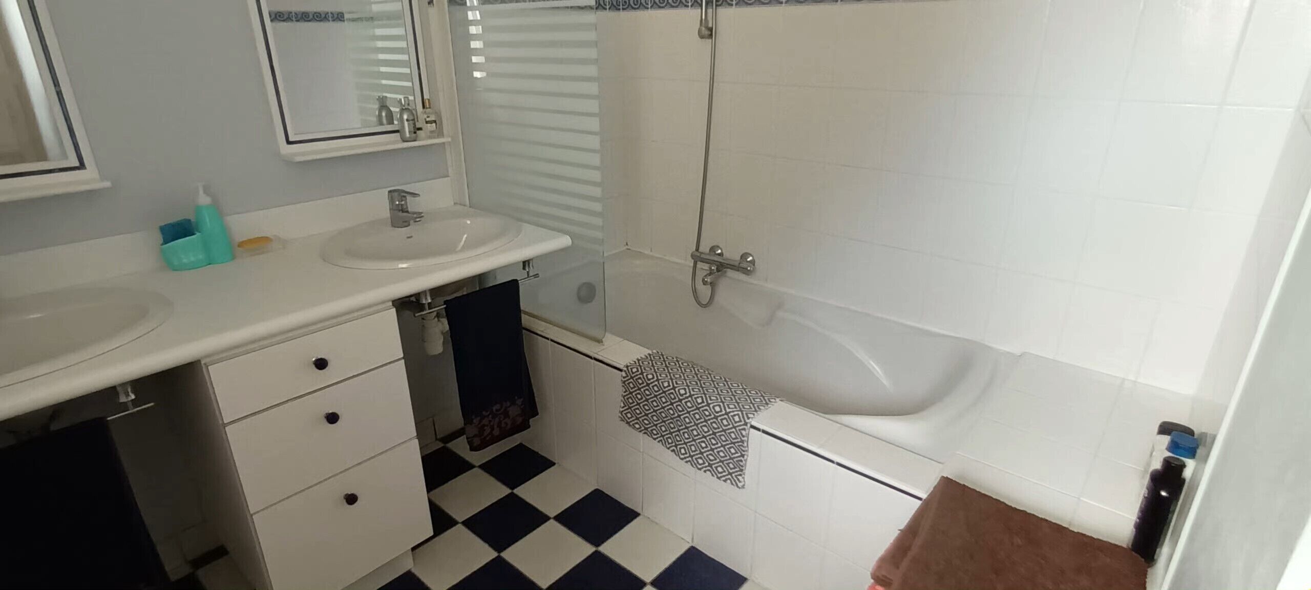 Een douche, een haardroger, handdoeken, zeep