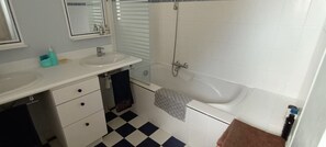 Douche, sèche-cheveux, serviettes fournies, savon