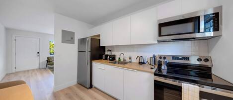 Frigorífic, microones, placa de cuina i rentaplats