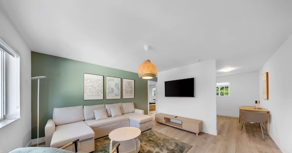 TV, offices - Sleek 1-BD Miami Apt | Gym, BBQ, Free Parking (Miami)