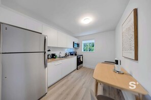 Geladeira, micro-ondas, cooktop, cafeteira/chaleira