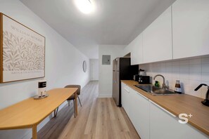 Réfrigérateur, micro-ondes, plaque de cuisson, lave-vaisselle