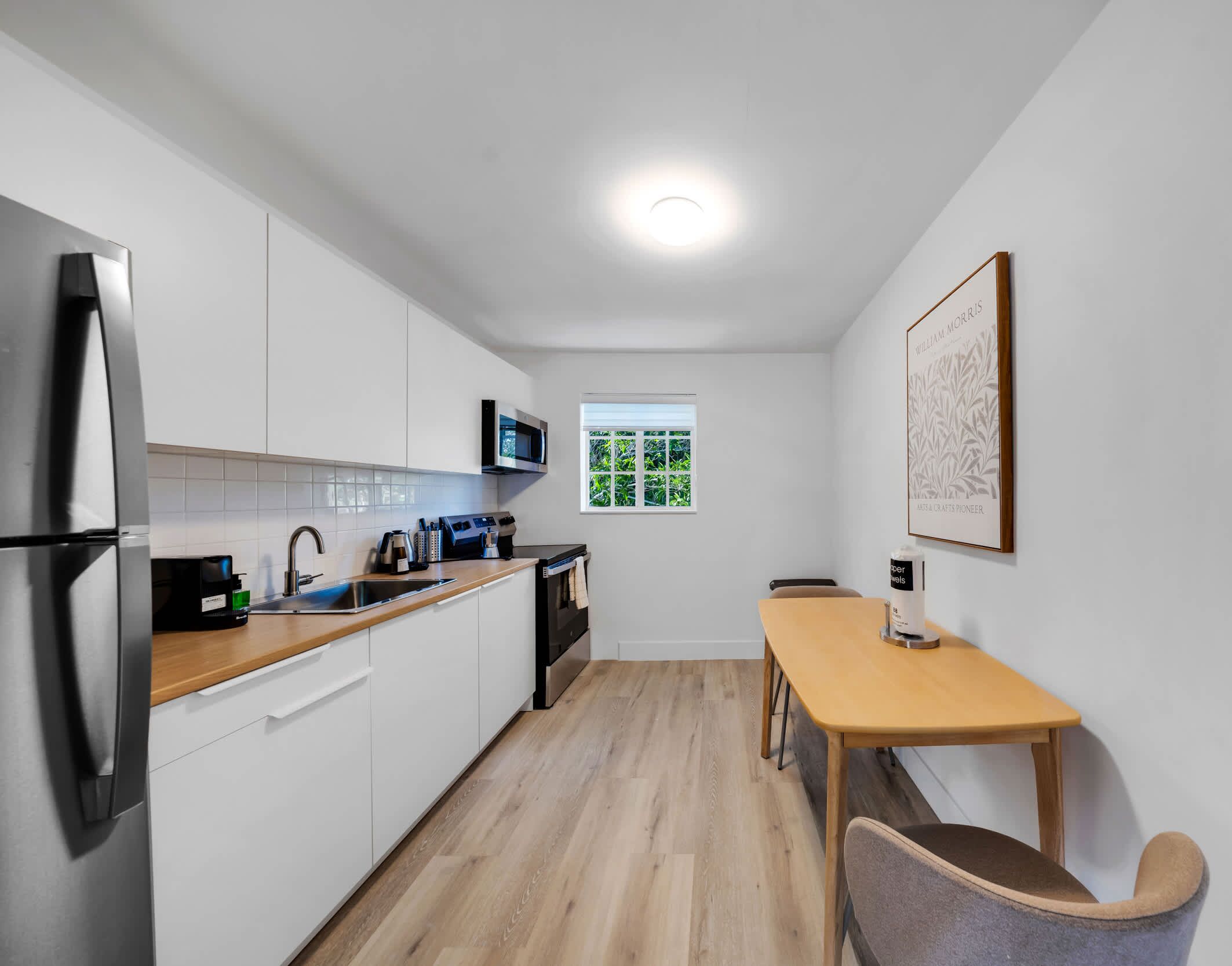 Frigorífico, microondas, placa de cocina y lavavajillas