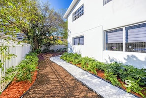 Property grounds - Elegant 1-BD Miami Apt | Gym, BBQ, Free Parking (Miami)