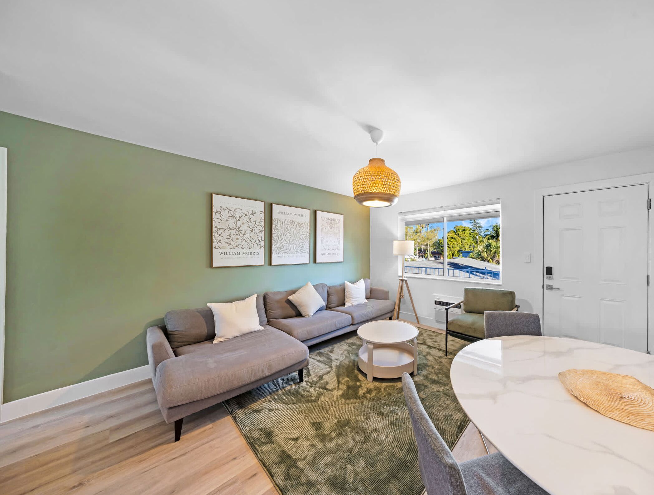 Een televisie en een kantoor