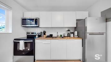 KylskÄp, mikrovÄgsugn, spishÀll och diskmaskin