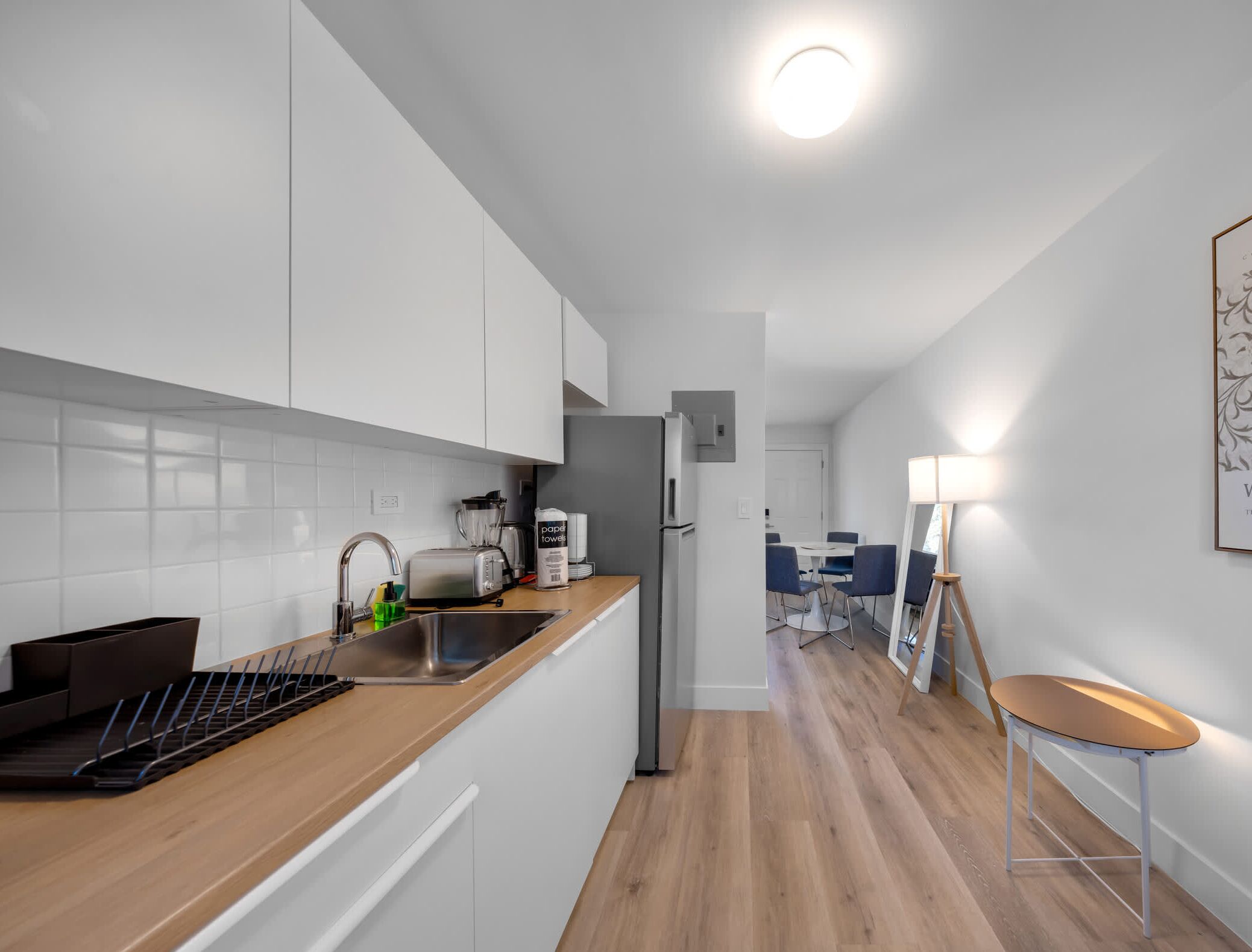 Kühlschrank, Mikrowelle, Herdplatte, Wasserkocher mit Kaffee-/Teezubehör
