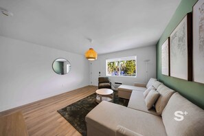 Una televisión, una oficina