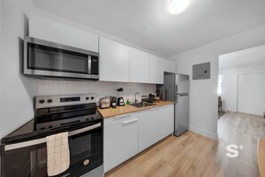 Geladeira, micro-ondas, fogão, cooktop