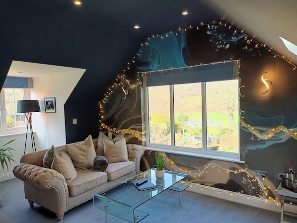Cottage | Living area | TV