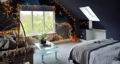 Romantic Chalet- Hot Tub- Games Room-stream-views