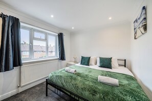 3 bedrooms, iron/ironing board, free WiFi, bed sheets - 3-bed - Sleeps 5 - Pets - Parking (Northolt)