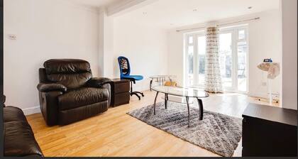 3-bed Apt-15 Mins to Heathrow-pet-friendly-parking