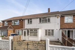 Exterior - 3-bed - Sleeps 5 - Pets - Parking (Northolt)