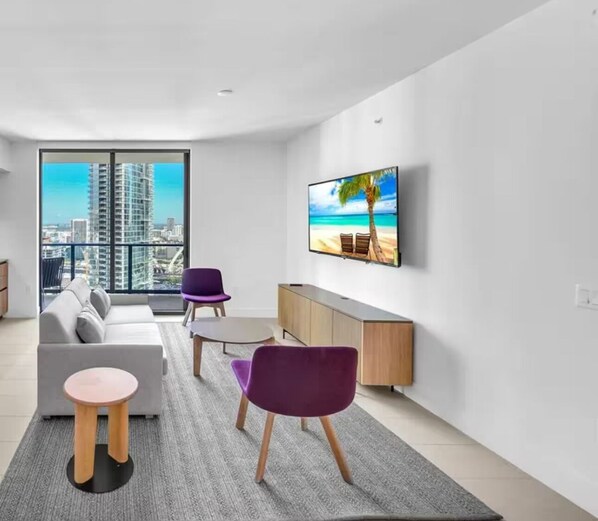 Living area - 2-bedroom condo in amazing Miami with fitness room, AC, WiFi, heated pool (Miami)