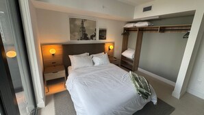 A hotel room with a bed, bedside lamps, a bunk bed, and artwork on the wall. - 2-bedroom condo in amazing Miami with fitness room, AC, WiFi, heated pool (Miami)