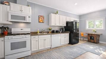 雪櫃、微波爐、焗爐、爐具