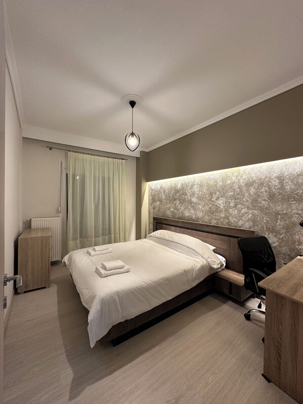 2 bedrooms, desk, WiFi