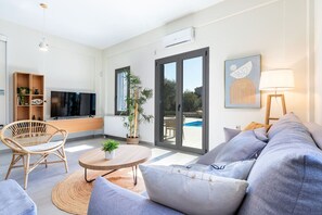 Smart TV, chimenea y libros 
