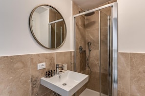 Shower, hair dryer, towels, soap - Domus Sabina - Central Rome (Roma)