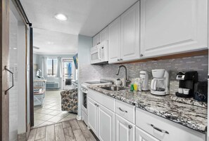 Een koelkast, een microgolfoven, een oven, een kookplaat