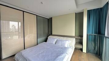 Appartement Supérieur, plusieurs lits, animaux de compagnie acceptés, vue ville | 3 chambres, lits bébé (gratuits), Wi-Fi gratuit, draps fournis