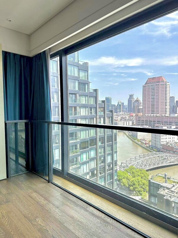 Appartement supérieur, Plusieurs lits, animaux de compagnie acceptés, vue sur la ville | Vue du balcon