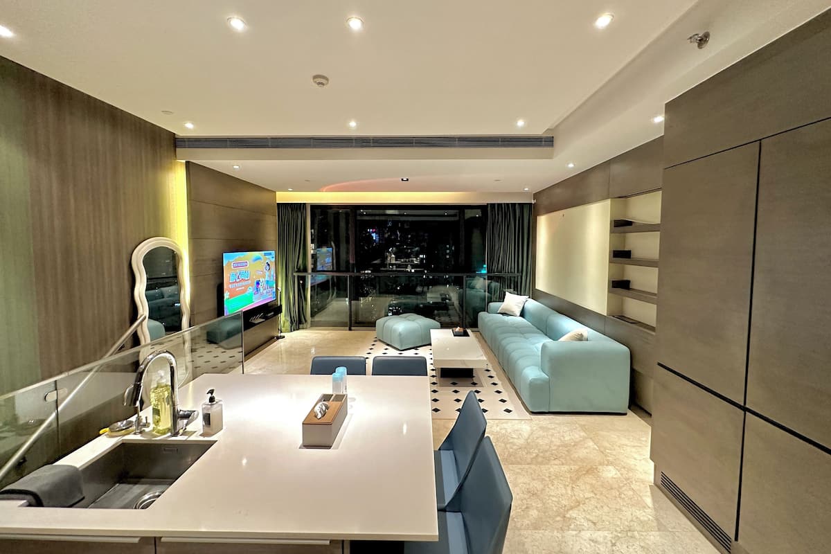 Uma sala de estar moderna com um sofá, uma mesa de centro e uma televisão.