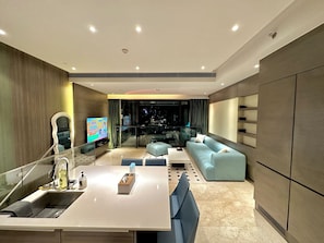 Appartement supérieur, Plusieurs lits, animaux de compagnie acceptés, vue sur la ville | Aire de séjour