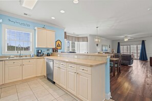 Fridge, microwave, oven, stovetop - Magnolia Pointe Unit 301 (Myrtle Beach)