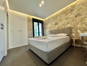 4 bedrooms, in-room safe, desk, iron/ironing board